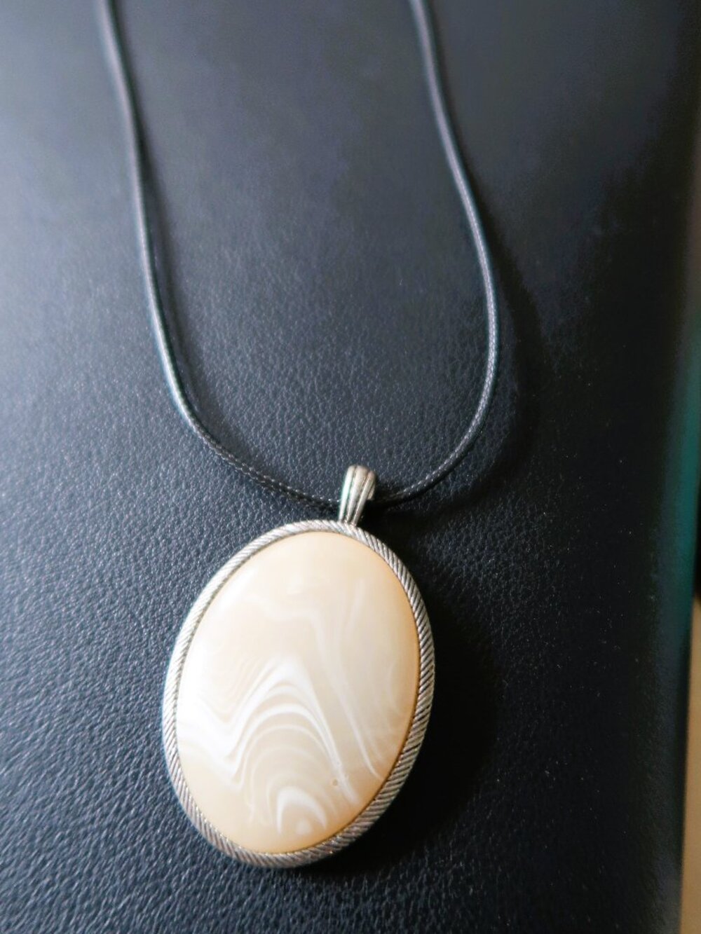 Asian Boho Cream Oval Shell Agate Pendant Silver Tone Craft DIY Component 10g